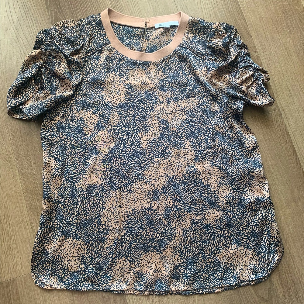 DR 2 Black and Tan Short Sleeve Shirt with Ruched Sleeves, Size Small